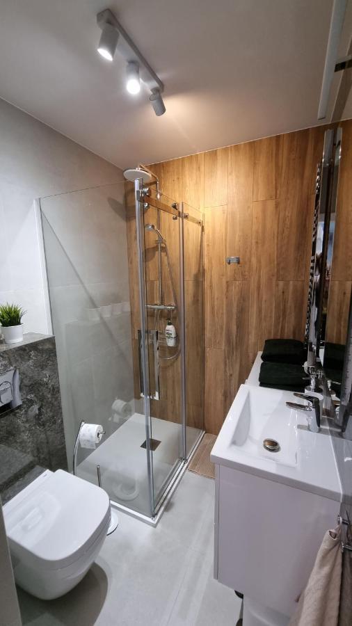 Apartament Mlody Gdansk - Bezplatny Parking, Mocne Wifi, Dobre Polaczenie Z Lotniskiem Exterior photo